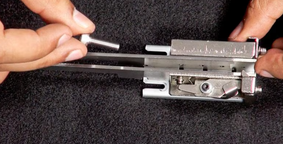 Adjusting the Rail Guide of a MSP Screw Presenter